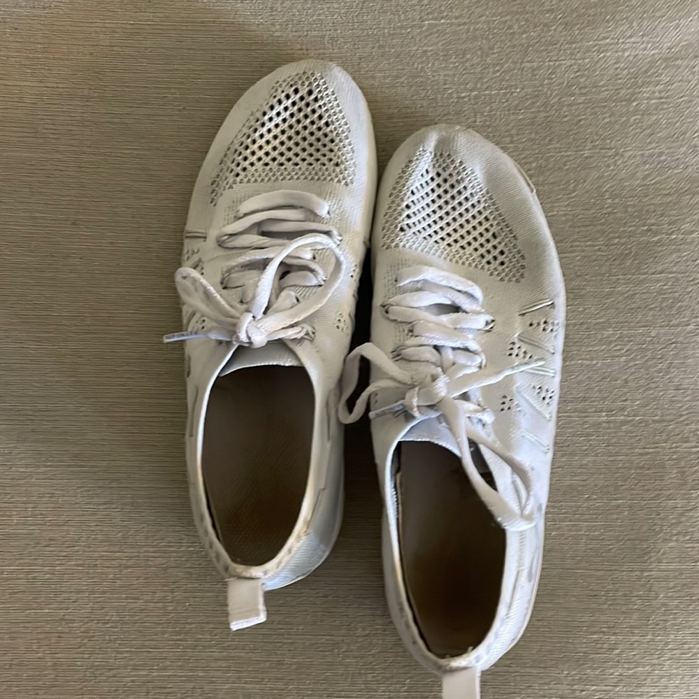 Nfinity flyte cheer shoe